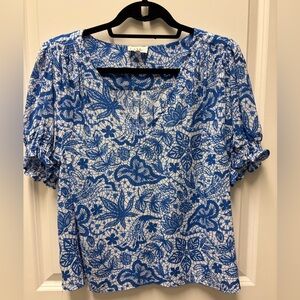 Nicole Miller Blue and White floral design blouse. Size large. Short sleeves.